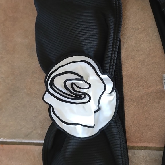 Black Bandeau Bikini with White Floral Accent Sz Sm Nwot - Picture 3 of 5